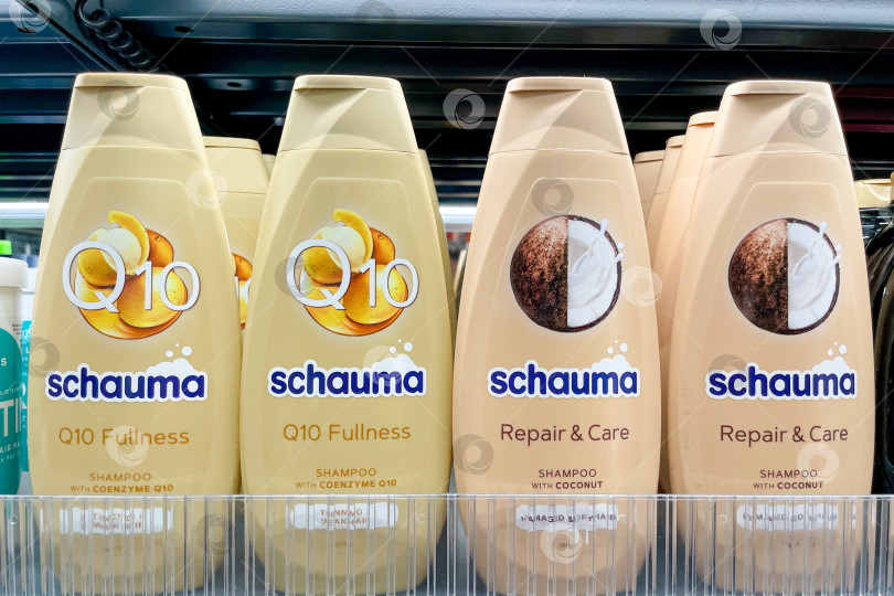 Скачать Бар, Черногория, 2 октября 2025 года, шампунь Schauma в магазине косметического супермаркета фотосток Ozero
