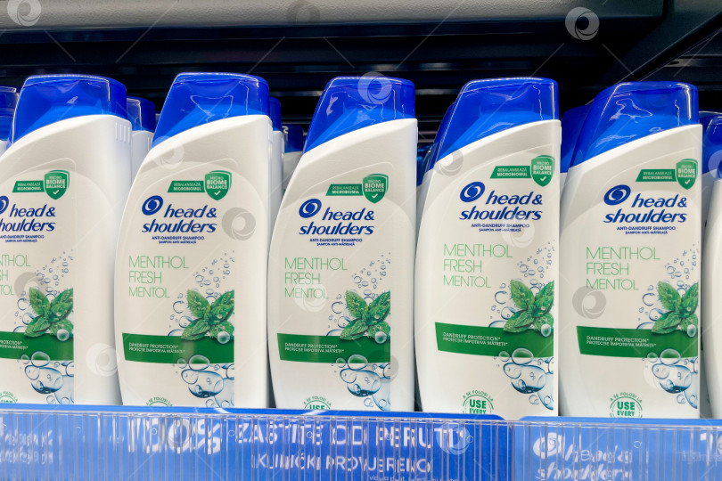Скачать Бар, Черногория, 2 октября 2025 года, косметический супермаркет шампуней Head and Shoulders фотосток Ozero