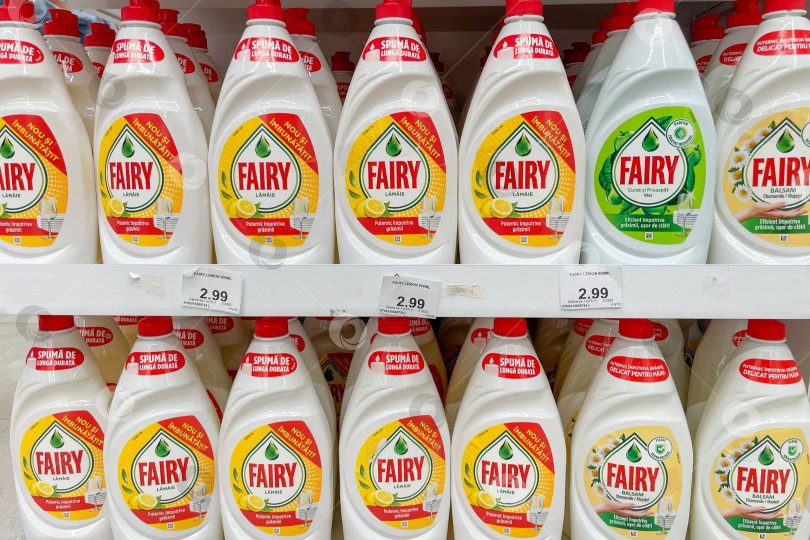 Скачать Бар, Черногория, 2 октября 2025 года, супермаркет жидких средств для мытья посуды Fairy фотосток Ozero