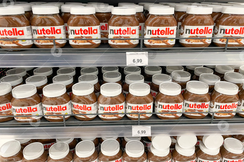 Скачать Бар, Черногория, 17 октября 2025 года, шоколадная паста "Нутелла" на полке супермаркета фотосток Ozero