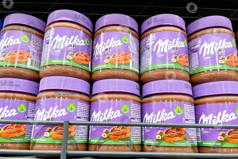 Скачать Бар, Черногория, 17 октября 2025 года, шоколадная паста Milka на полке супермаркета фотосток Ozero