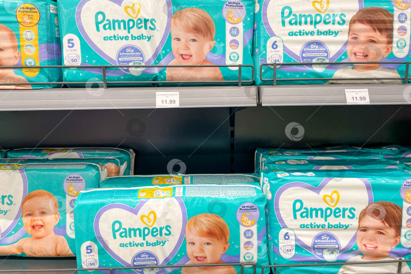 Скачать Бар, Черногория, 5 сентября 2025 года, супермаркет детских подгузников и трусиков Pampers фотосток Ozero