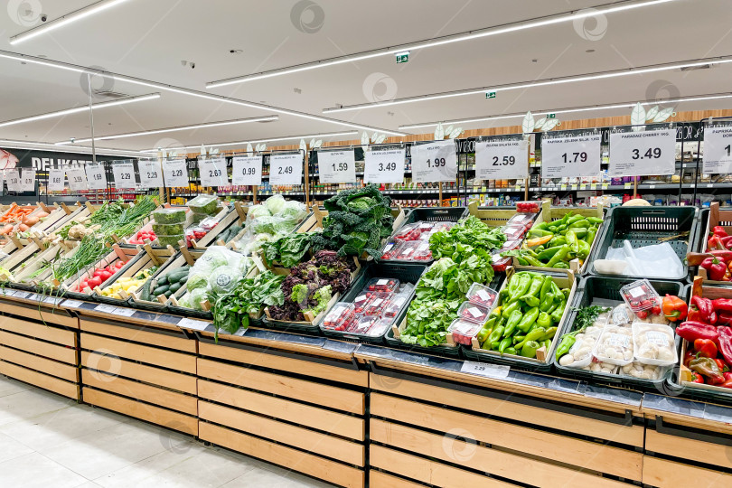 Скачать Бар, Черногория, 5 сентября 2025 года, Корзина с овощами на продуктовом рынке фотосток Ozero