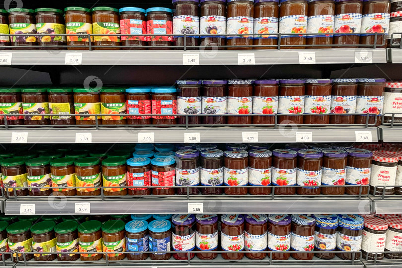 Скачать Бар, Черногория, 22 октября 2025 года, Стеклянная банка фруктового джема на полке супермаркета фотосток Ozero