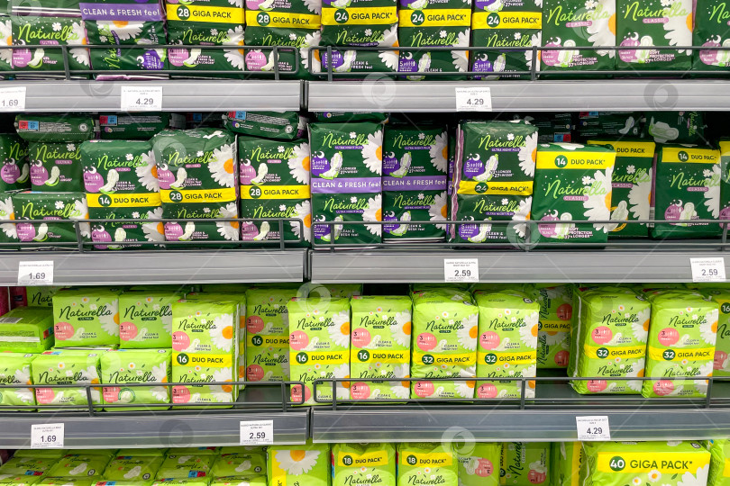 Скачать Бар, Черногория, 17 октября 2025 года, женские прокладки Naturella на полке супермаркета фотосток Ozero