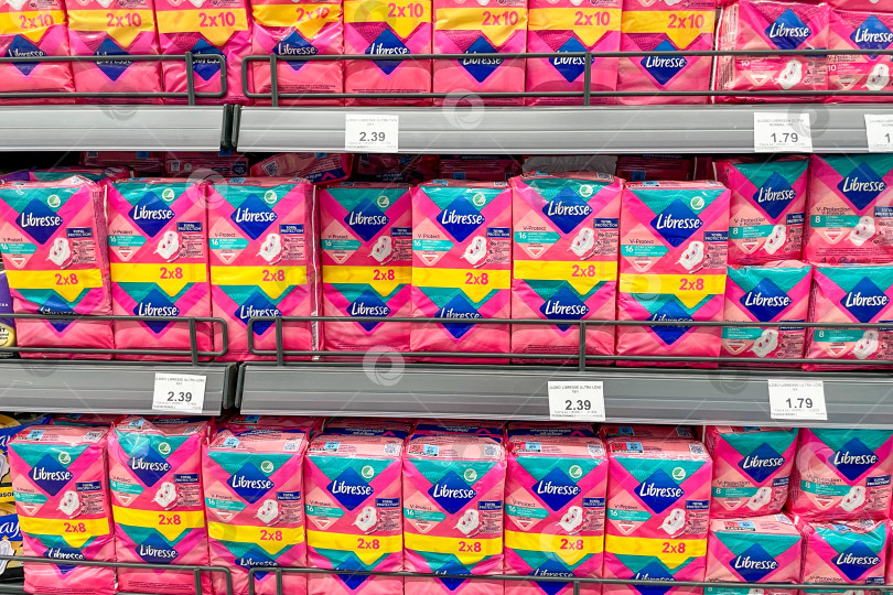 Скачать Бар, Черногория, 17 октября 2025 года, женские прокладки Libresse на полке супермаркета фотосток Ozero