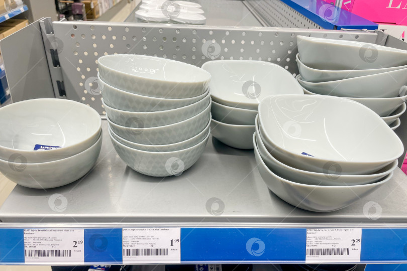 Скачать Бар, Черногория, 17 октября 2025 года, Разнообразная посуда на полках домашнего супермаркета фотосток Ozero