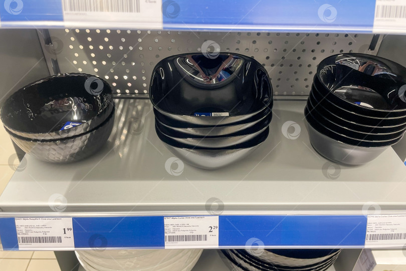 Скачать Бар, Черногория, 17 октября 2025 года, Разнообразная посуда на полках домашнего супермаркета фотосток Ozero