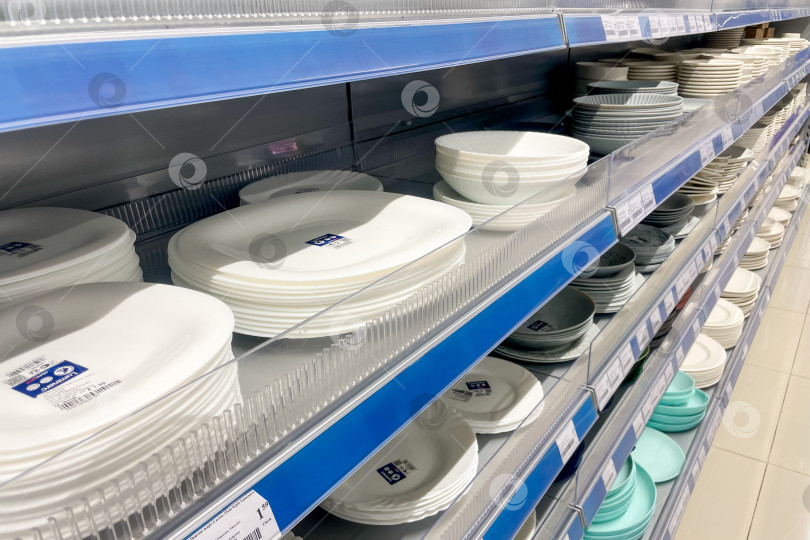 Скачать Бар, Черногория, 17 октября 2025 года, Разнообразная посуда на полках домашнего супермаркета фотосток Ozero