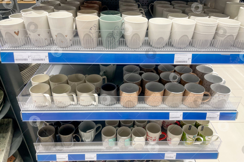 Скачать Бар, Черногория, 17 октября 2025 года, Разнообразная посуда на полках домашнего супермаркета фотосток Ozero