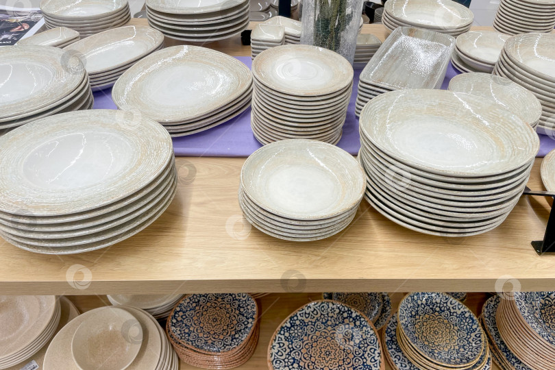 Скачать Бар, Черногория, 17 октября 2025 года, Разнообразная посуда на полках домашнего супермаркета фотосток Ozero