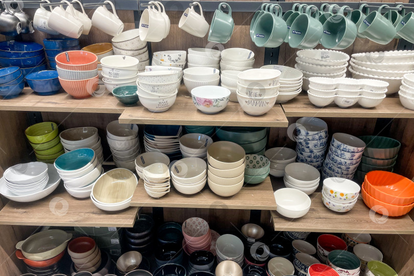 Скачать Бар, Черногория, 17 октября 2025 года, Разнообразная посуда на полках домашнего супермаркета фотосток Ozero