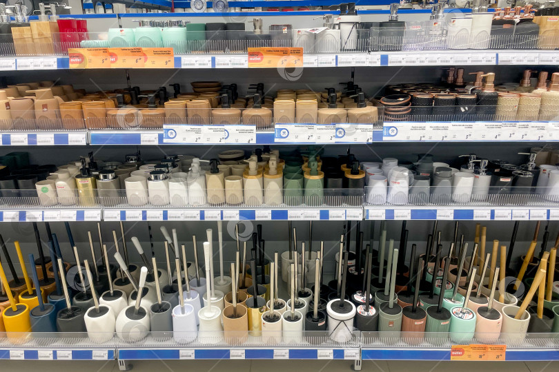 Скачать Бар, Черногория, 17 октября 2025 года, Бытовая техника и контейнеры для хранения фотосток Ozero