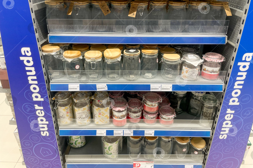 Скачать Бар, Черногория, 17 октября 2025 года, Разнообразная посуда на полках домашнего супермаркета фотосток Ozero