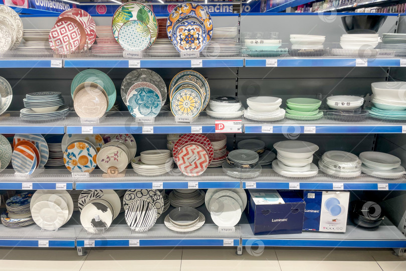Скачать Бар, Черногория, 17 октября 2025 года, Разнообразная посуда на полках домашнего супермаркета фотосток Ozero