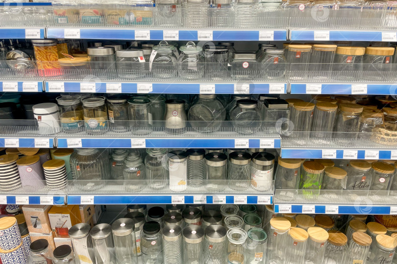 Скачать Бар, Черногория, 17 октября 2025 года, Разнообразная посуда на полках домашнего супермаркета фотосток Ozero