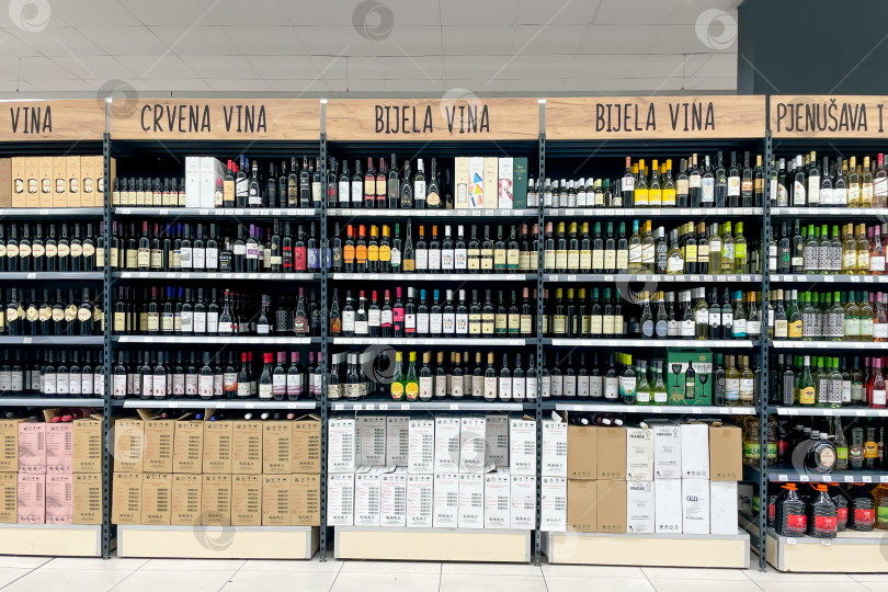 Скачать Бар, Черногория, 17 октября 2025 года, Алкогольные напитки в супермаркете фотосток Ozero