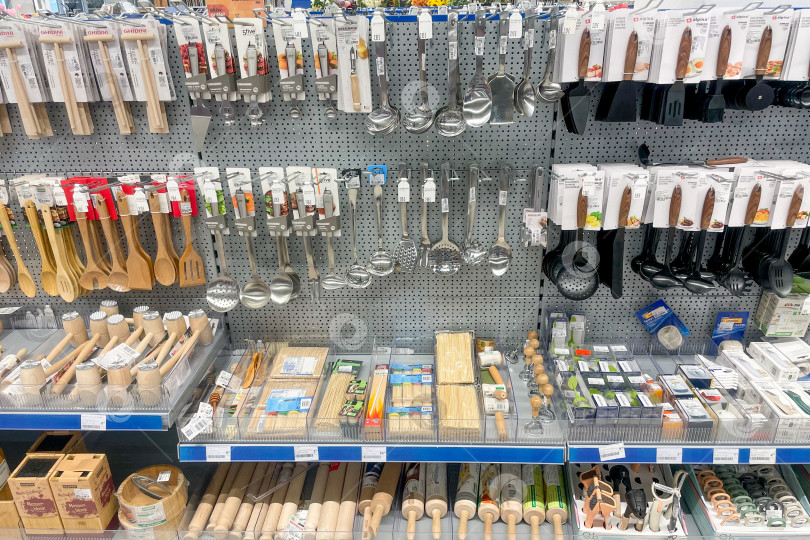 Скачать Бар, Черногория, 17 октября 2025 года, Разнообразная посуда на полках домашнего супермаркета фотосток Ozero