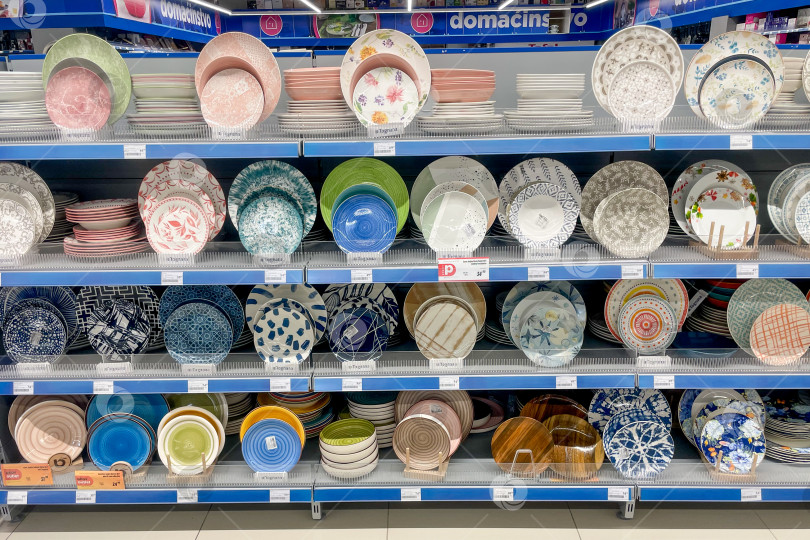 Скачать Бар, Черногория, 17 октября 2025 года, Разнообразная посуда на полках домашнего супермаркета фотосток Ozero