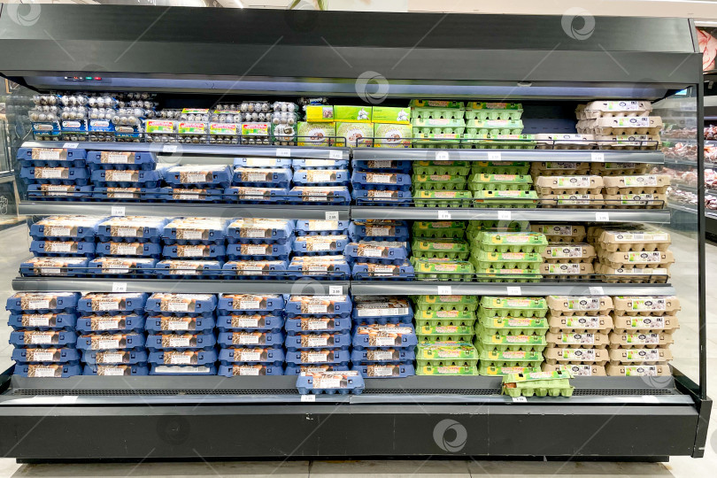 Скачать Бар, Черногория, 17 октября 2025 года, контейнеры с куриными яйцами в супермаркете фотосток Ozero