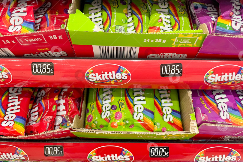 Скачать Бар, Черногория, 25 октября 2025 года, конфеты марки Skittles gummies в супермаркете фотосток Ozero