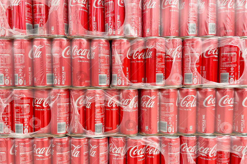 Скачать Бар, Черногория, 17 октября 2025 года, банки газированной Кока-колы в магазине фотосток Ozero