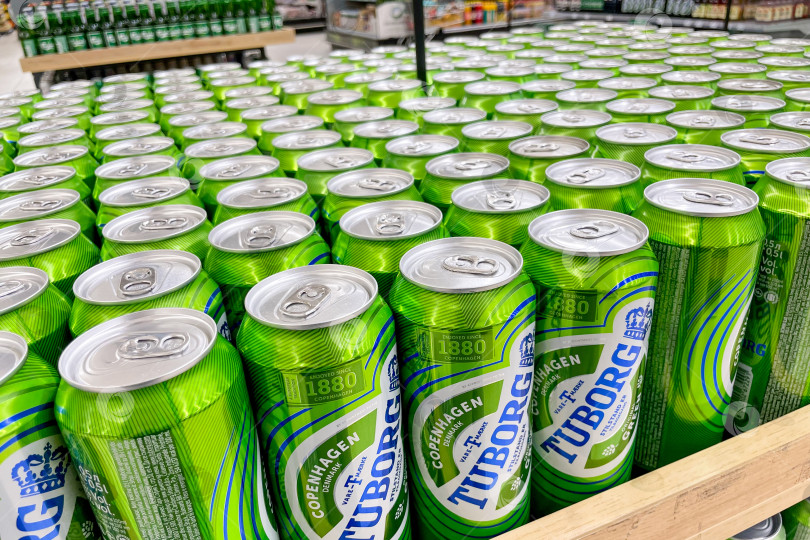 Скачать Бар, Черногория, 17 мая 2025 года, киоск с алкоголем в супермаркете Tuborg beers в банках фотосток Ozero