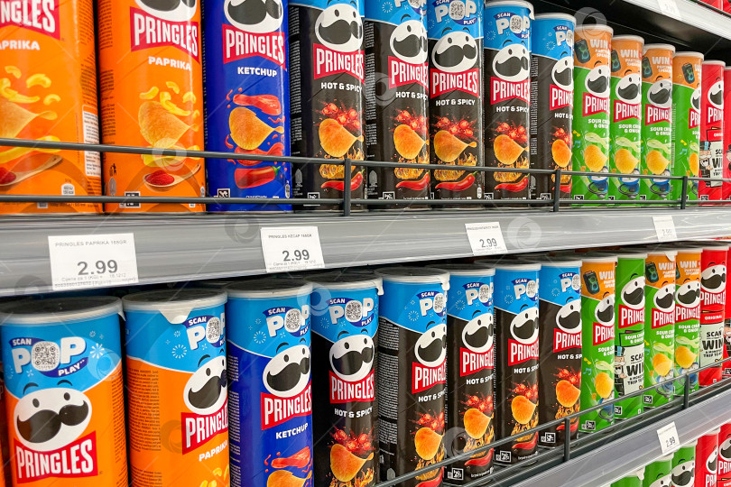 Скачать Бар, Черногория, 22 августа 2025 года, картофельные чипсы Pringles на полке в продуктовом магазине фотосток Ozero