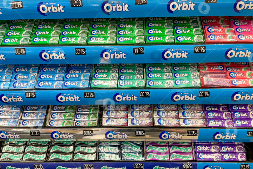 Скачать Бар, Черногория, 25 октября 2025 года, конфеты марки жевательной резинки Orbit в супермаркете фотосток Ozero