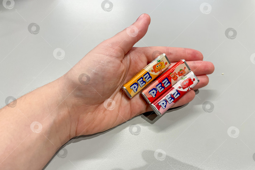 Скачать Бар, Черногория, 25 октября 2025 года, жевательные мармеладки торговой марки Pez, сладкие закуски фотосток Ozero