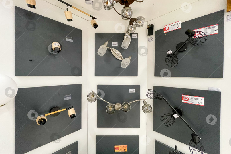 Скачать Бар, Черногория, 25 октября 2025 года, Люстры блестят в мебельном магазине фотосток Ozero