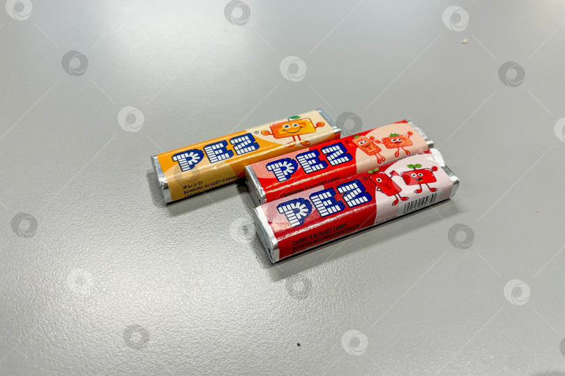 Скачать Бар, Черногория, 25 октября 2025 года, жевательные мармеладки торговой марки Pez, сладкие закуски фотосток Ozero