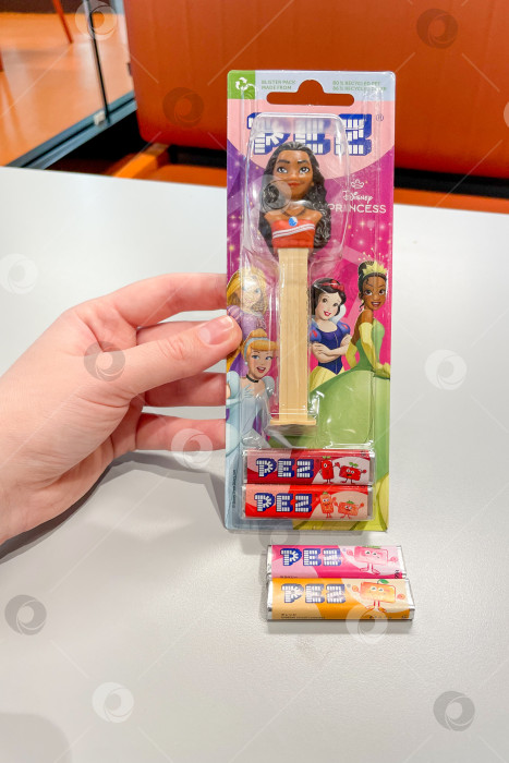 Скачать Бар, Черногория, 25 октября 2025 года, жевательные мармеладки торговой марки Pez, сладкие закуски фотосток Ozero