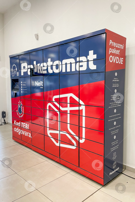 Скачать Бар, Черногория, 17 октября 2025 года, автомат для получения почты и посылок Paketomat фотосток Ozero