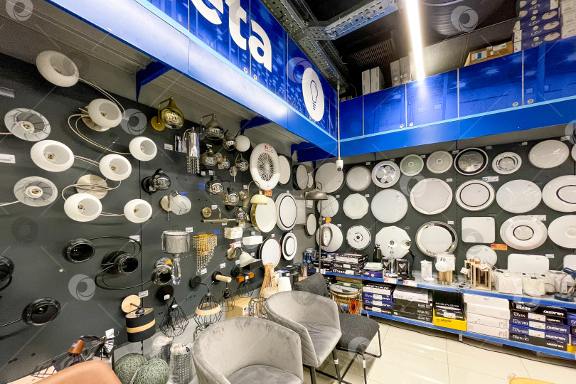 Скачать Бар, Черногория, 25 октября 2025 года, Люстры блестят в мебельном магазине фотосток Ozero