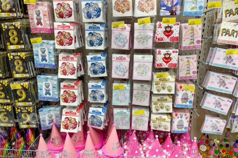 Скачать Бар, Черногория, 25 октября 2025 года, магазин аксессуаров для вечеринок и дней рождения Happy market фотосток Ozero