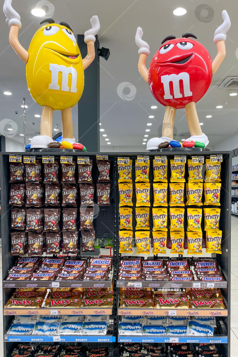 Скачать Бар, Черногория, 25 октября 2025 года, шоколадные конфеты марки M и Ms в супермаркете фотосток Ozero