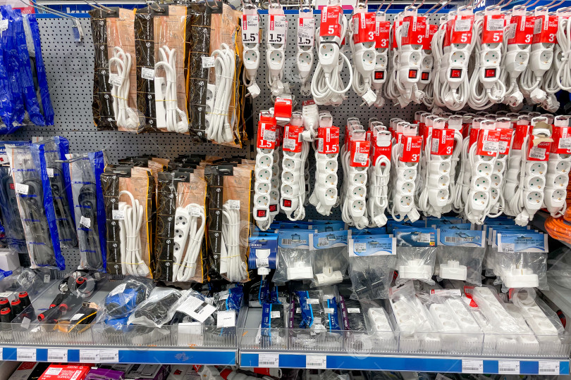 Скачать Бар, Черногория, 25 октября 2025 года, Оборудование для производства удлинителей в хозяйственном магазине фотосток Ozero