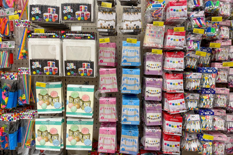 Скачать Бар, Черногория, 25 октября 2025 года, магазин аксессуаров для празднования дня рождения Happy market фотосток Ozero