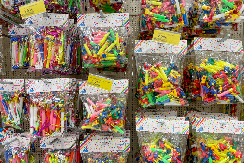 Скачать Бар, Черногория, 25 октября 2025 года, магазин аксессуаров для вечеринок и дней рождения Happy market фотосток Ozero