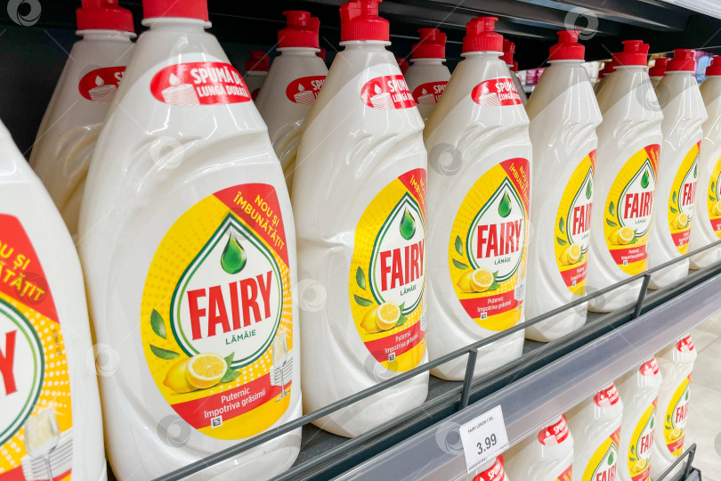 Скачать Бар, Черногория, 2 октября 2025 года, супермаркет жидких средств для мытья посуды Fairy фотосток Ozero