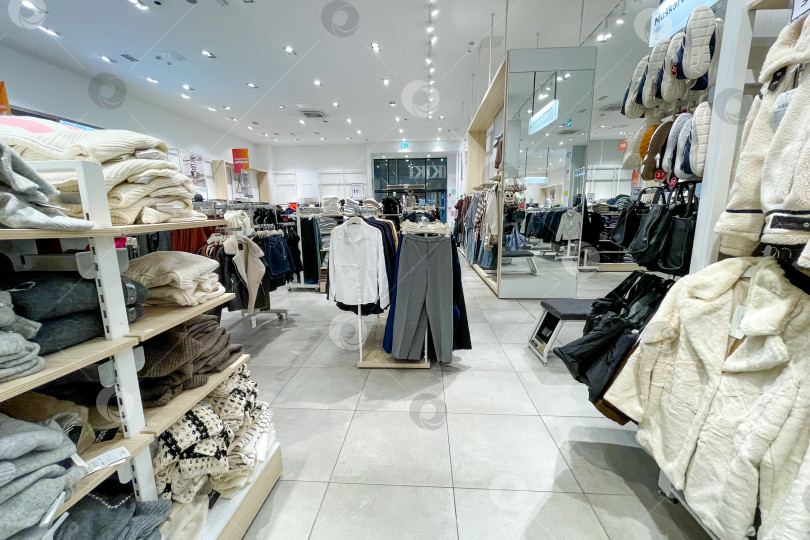 Скачать Бар, Черногория, 2 октября 2025 года, ткань, висящая на витрине торгового центра mall фотосток Ozero