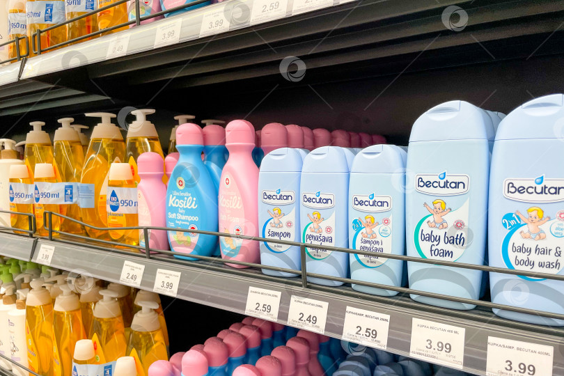 Скачать Бар, Черногория, 2 октября 2025 года, Детский шампунь в магазине косметического супермаркета фотосток Ozero
