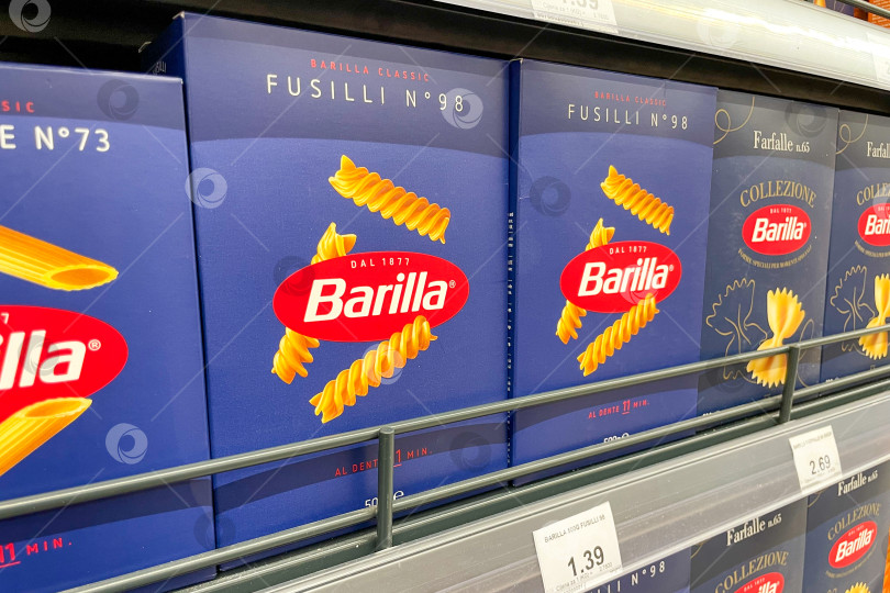 Скачать Бар, Черногория, 2 октября 2025 года, полка супермаркета итальянской пасты торговой марки Barilla фотосток Ozero