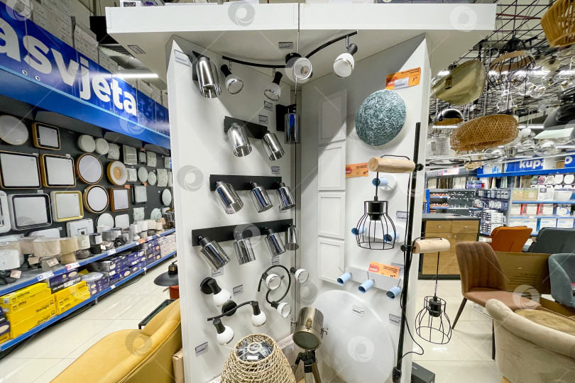 Скачать Бар, Черногория, 25 октября 2025 года, Люстры блестят в мебельном магазине фотосток Ozero