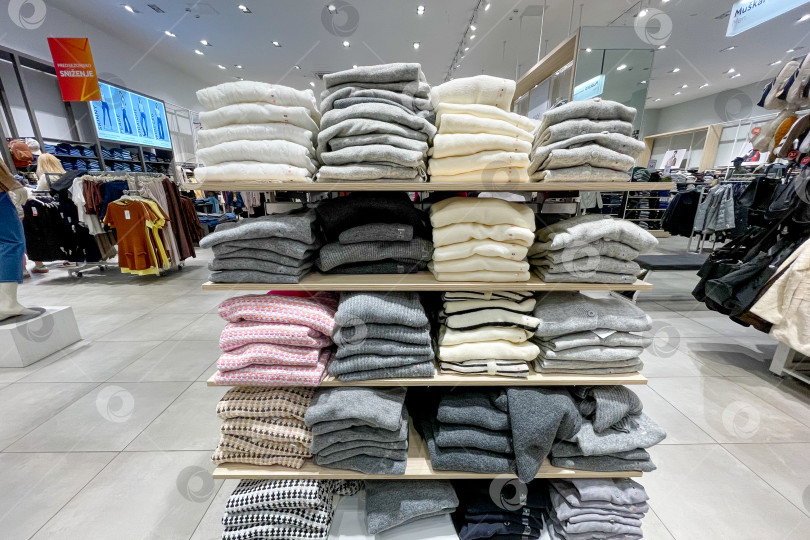 Скачать Бар, Черногория, 2 октября 2025 года, ткань, висящая на витрине торгового центра mall фотосток Ozero