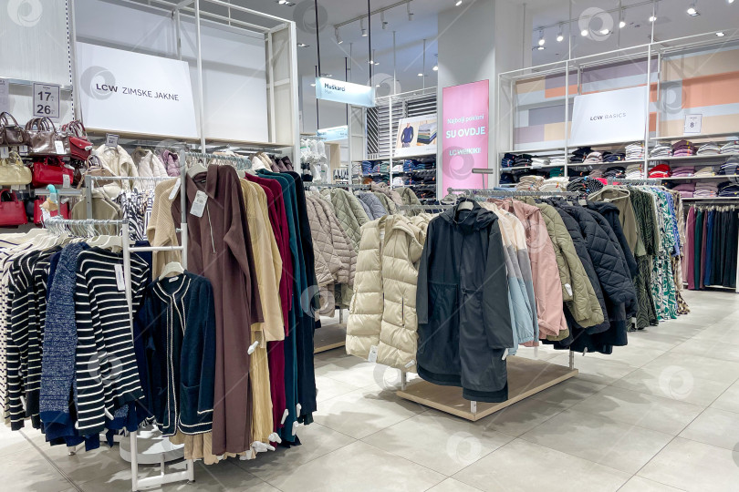 Скачать Бар, Черногория, 2 октября 2025 года, ткань, висящая на витрине торгового центра mall фотосток Ozero