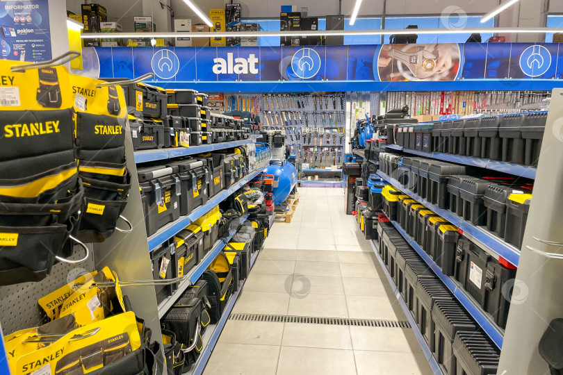 Скачать Бар, Черногория, 25 июля 2025 года, Строительные инструменты для ремонта продаются в хозяйственном магазине фотосток Ozero