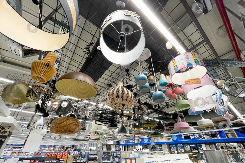 Скачать Бар, Черногория, 25 октября 2025 года, Люстры блестят в мебельном магазине фотосток Ozero