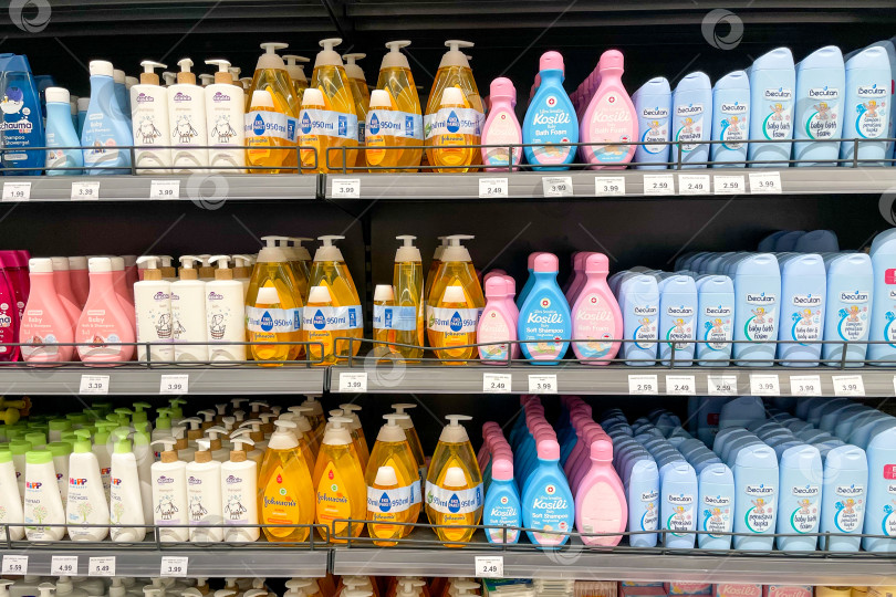 Скачать Бар, Черногория, 2 октября 2025 года, Детский шампунь в магазине косметического супермаркета фотосток Ozero